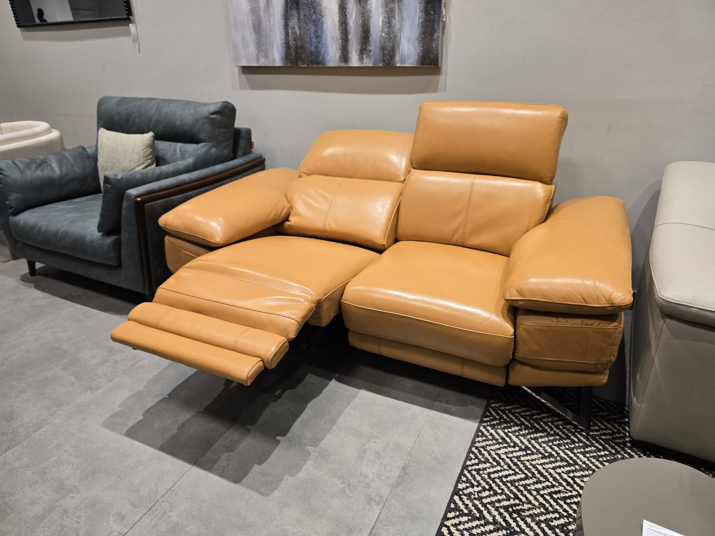 RS-B0197 - 2 SEATER RECLINER(ELECTRIC) - OUTLET
