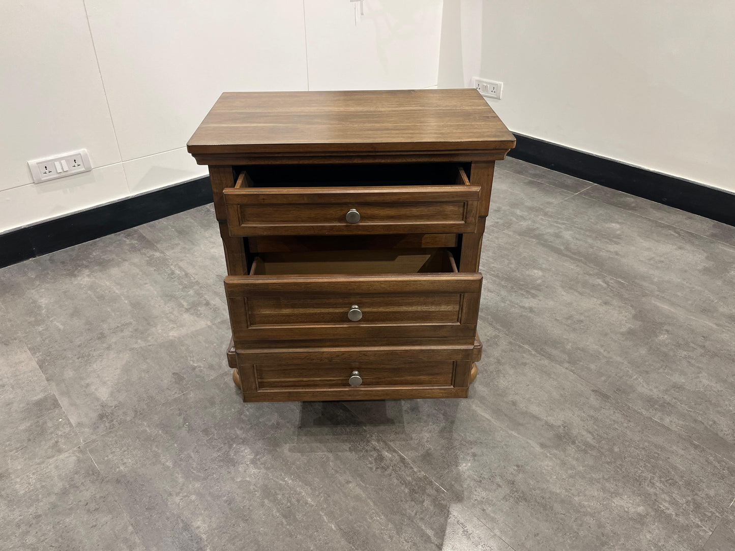 B719-92 - NIGHTSTAND - NAR