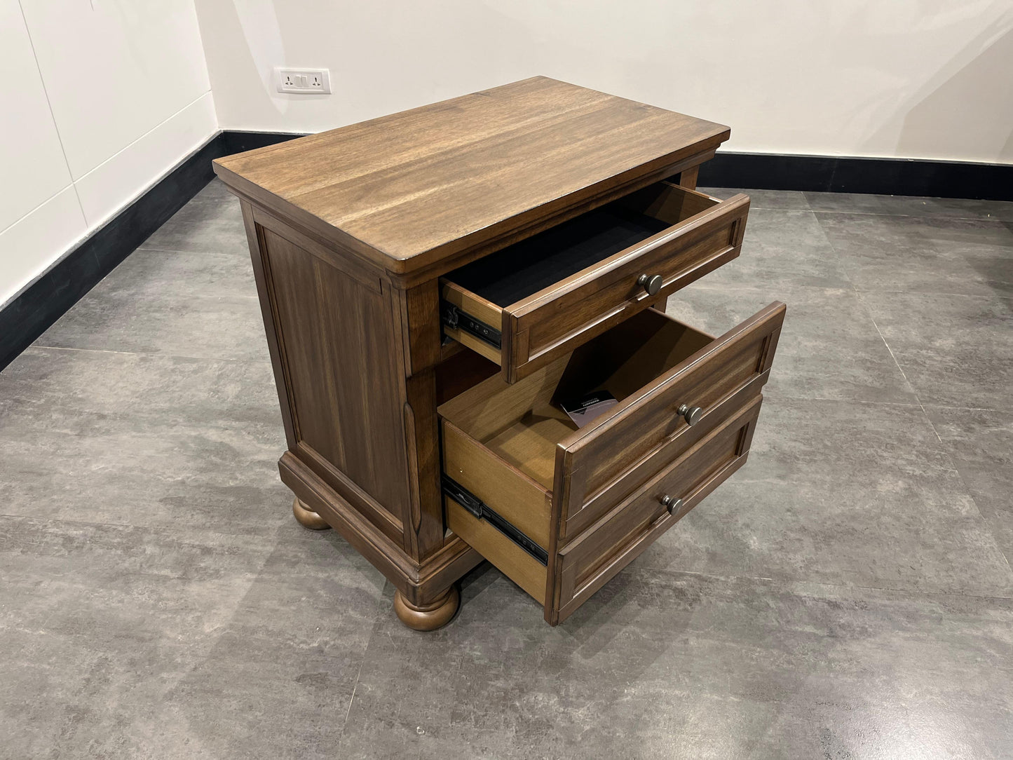B719-92 - NIGHTSTAND - NAR