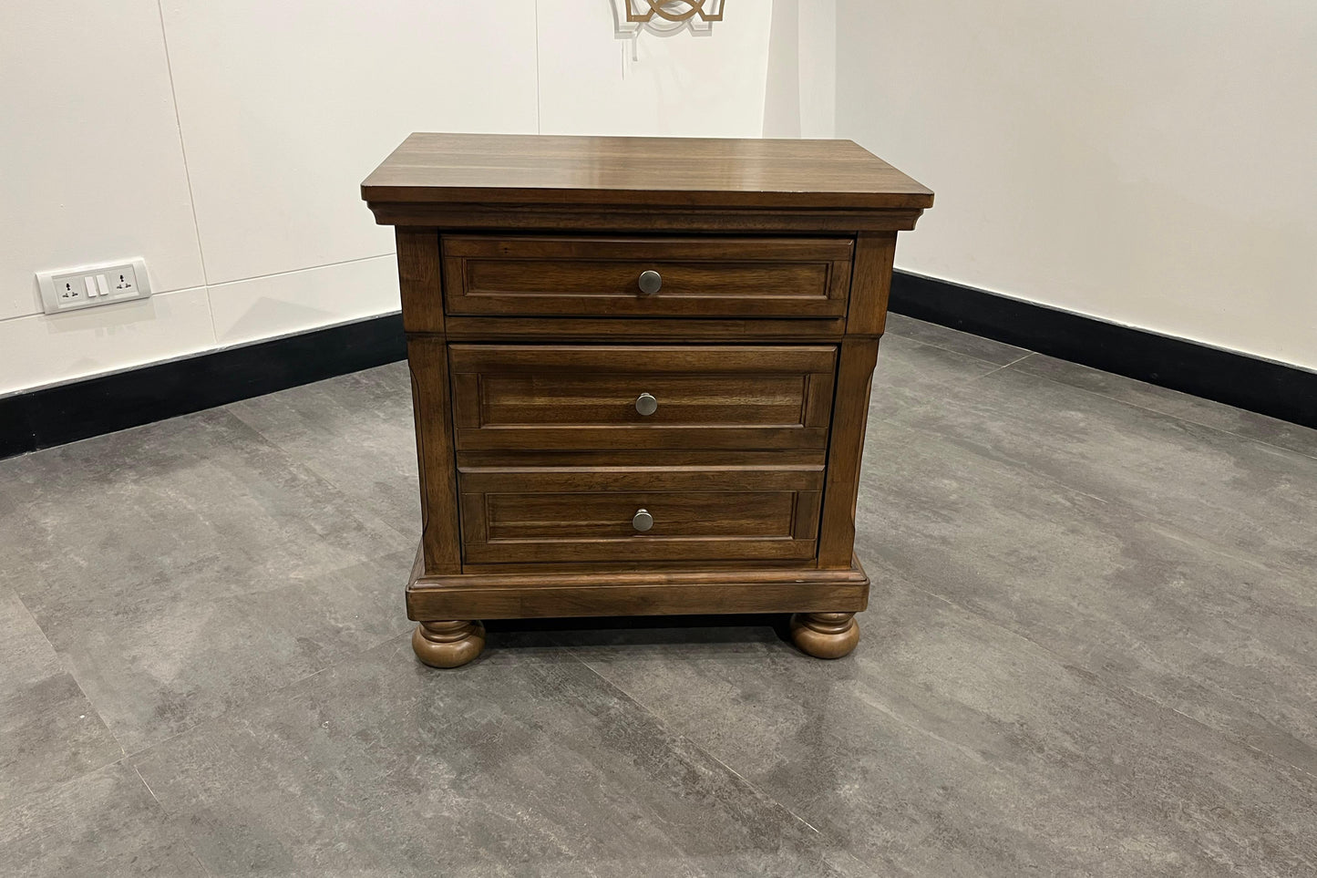 B719-92 - NIGHTSTAND - NAR