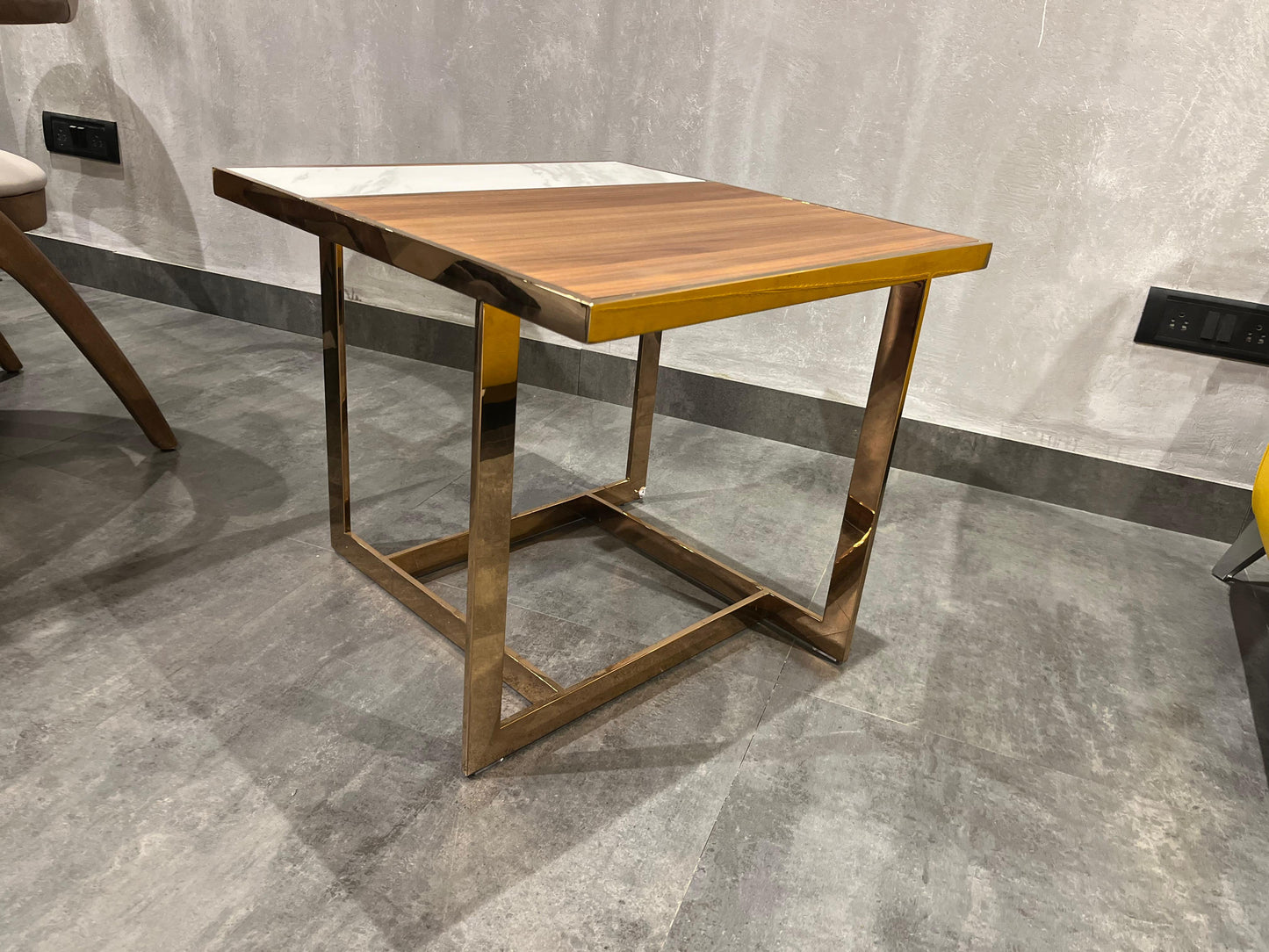 320B - END TABLE - NAR