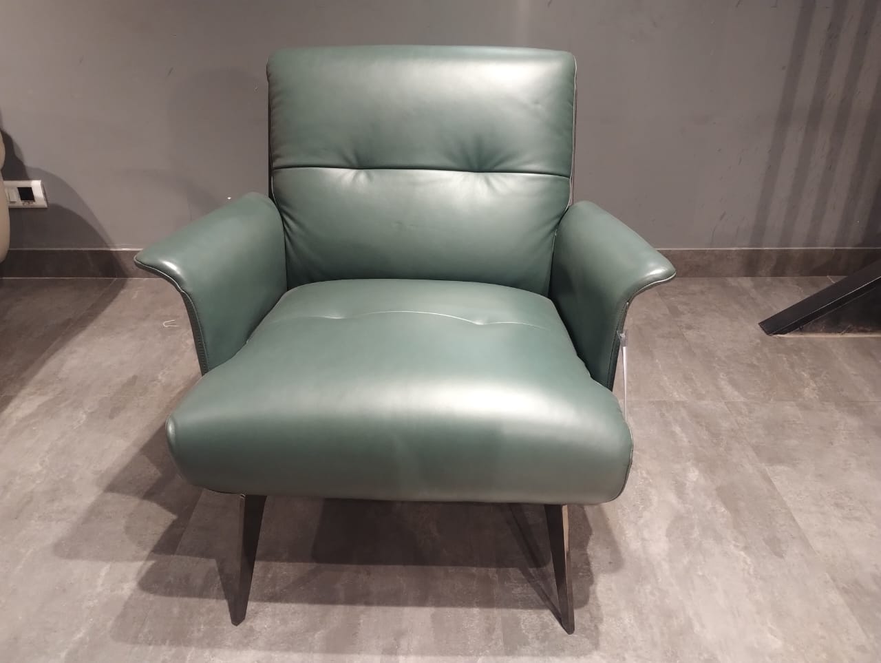A052(1) - ACCENT CHAIR - STJ
