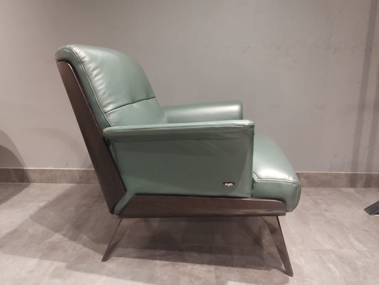 A052(1) - ACCENT CHAIR - STJ