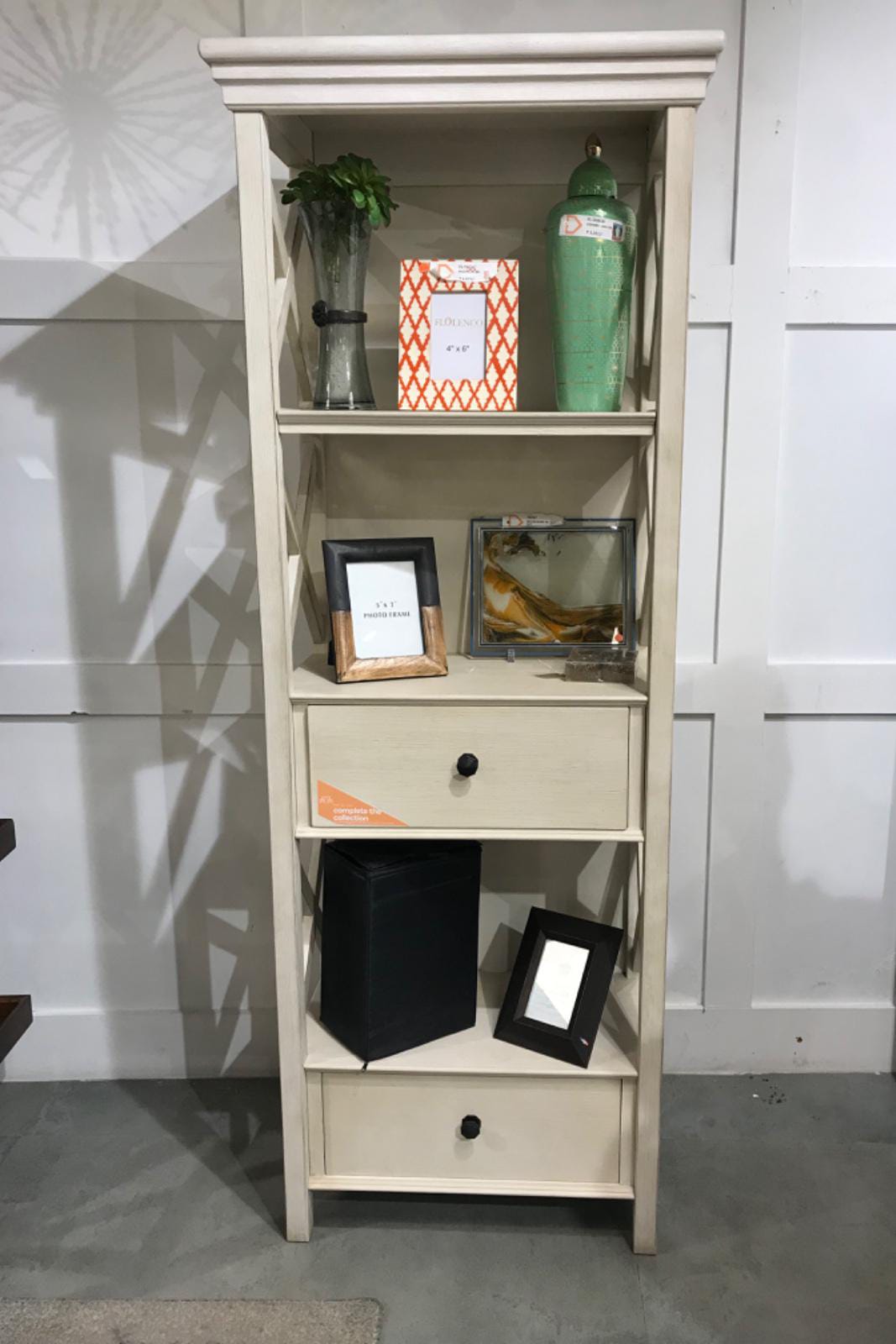D647-76 - BOOK CASE - BTM