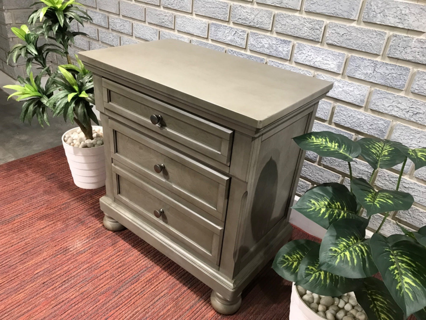B733-92 - NIGHTSTAND - MUM