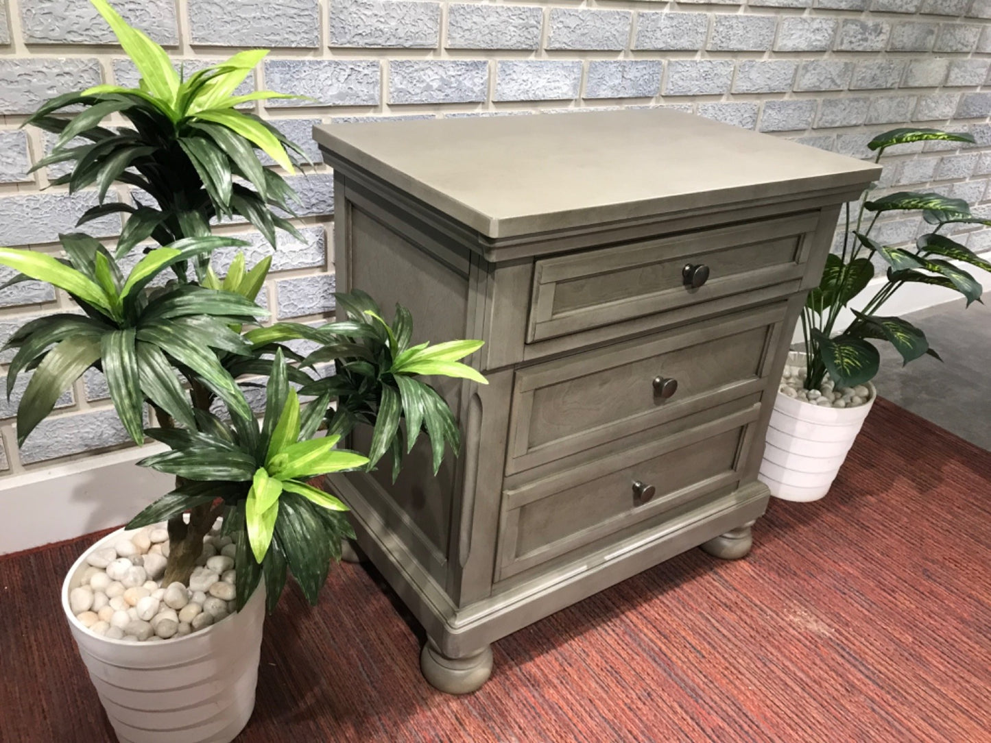 B733-92 - NIGHTSTAND - MUM