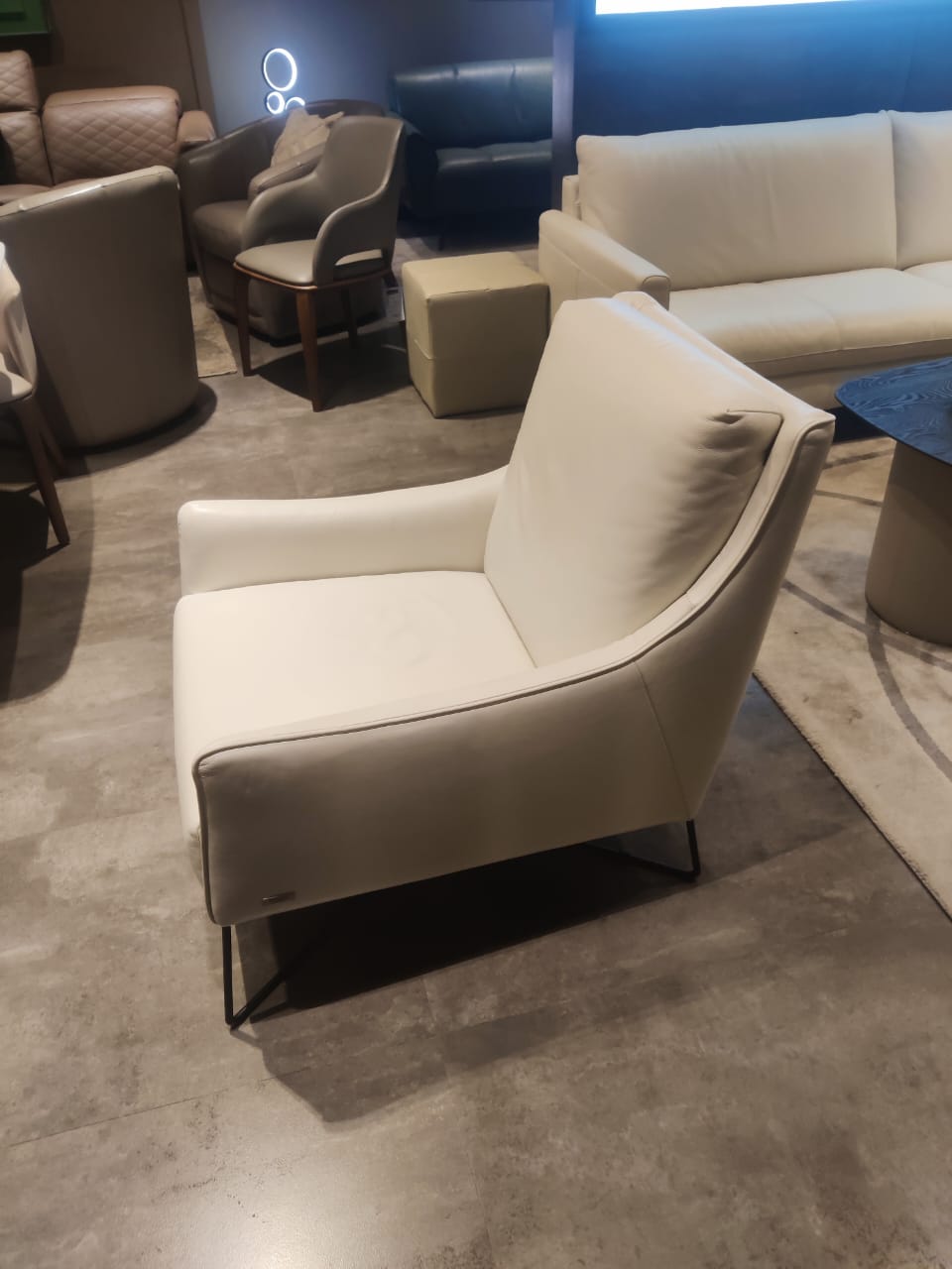 B903-003-10-10B - ARM CHAIR - STJ