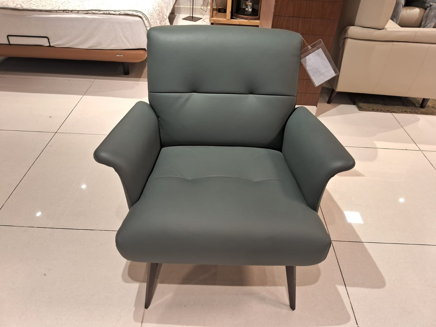 A052(1) - ACCENT CHAIR - BH