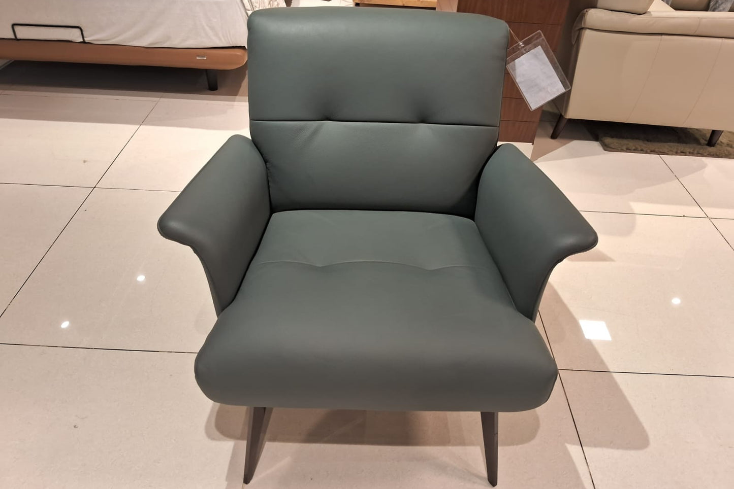 A052(1) - ACCENT CHAIR - BH