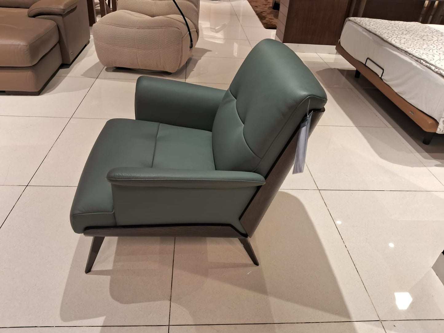 A052(1) - ACCENT CHAIR - BH