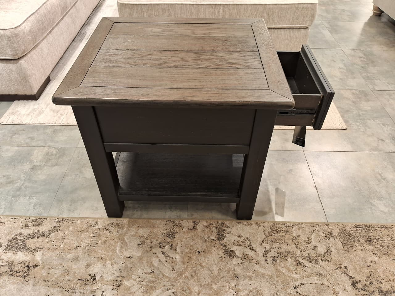T736-3 - END TABLE - BH