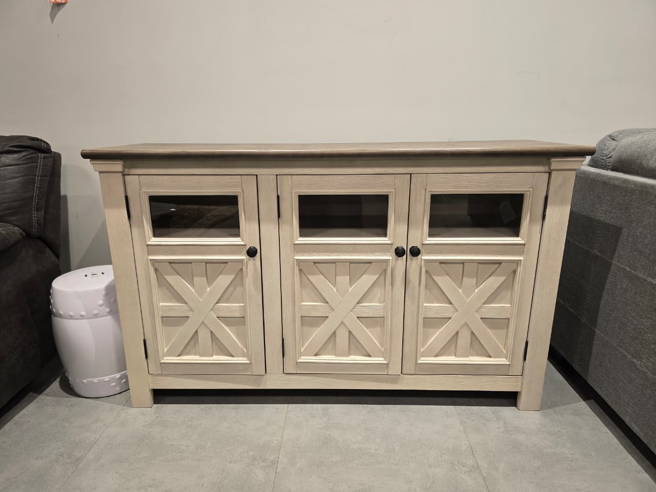 W647-38 - TV STAND - OUTLET