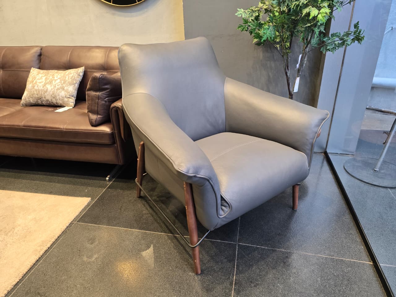KF.A033 - ACCENT CHAIR - OUTLET