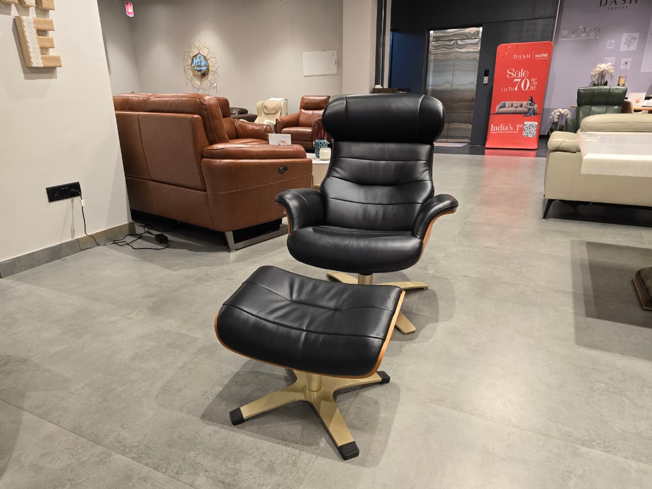 A928 - CHAIR+OTTOMAN - OUTLET