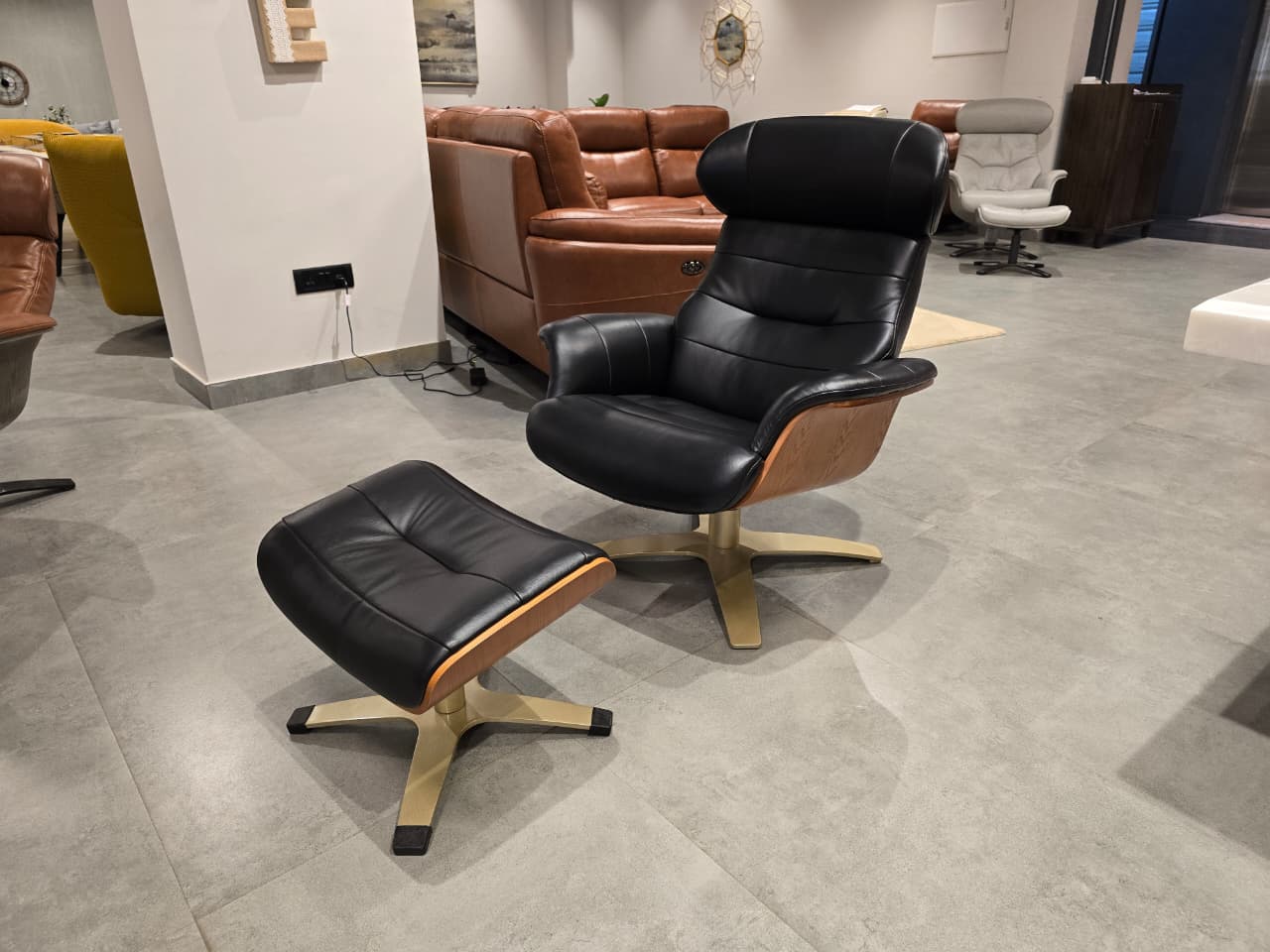 A928 - CHAIR+OTTOMAN - OUTLET