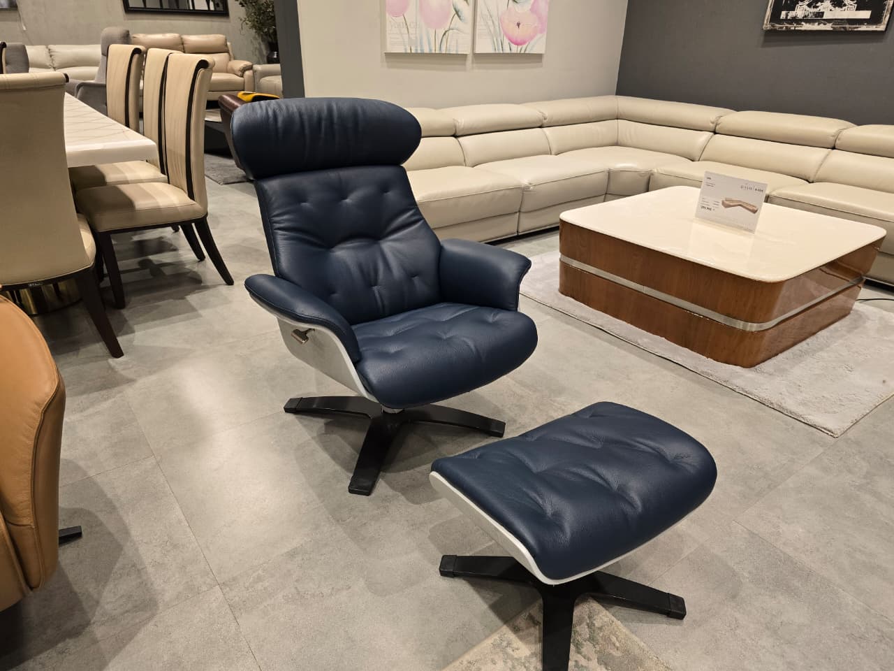 A938 - CHAIR+OTTOMAN - OUTLET
