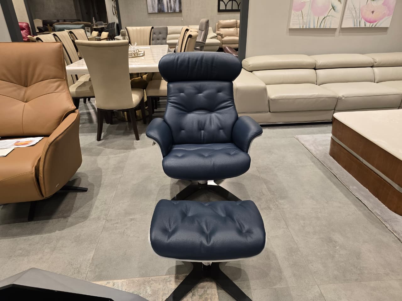 A938 - CHAIR+OTTOMAN - OUTLET