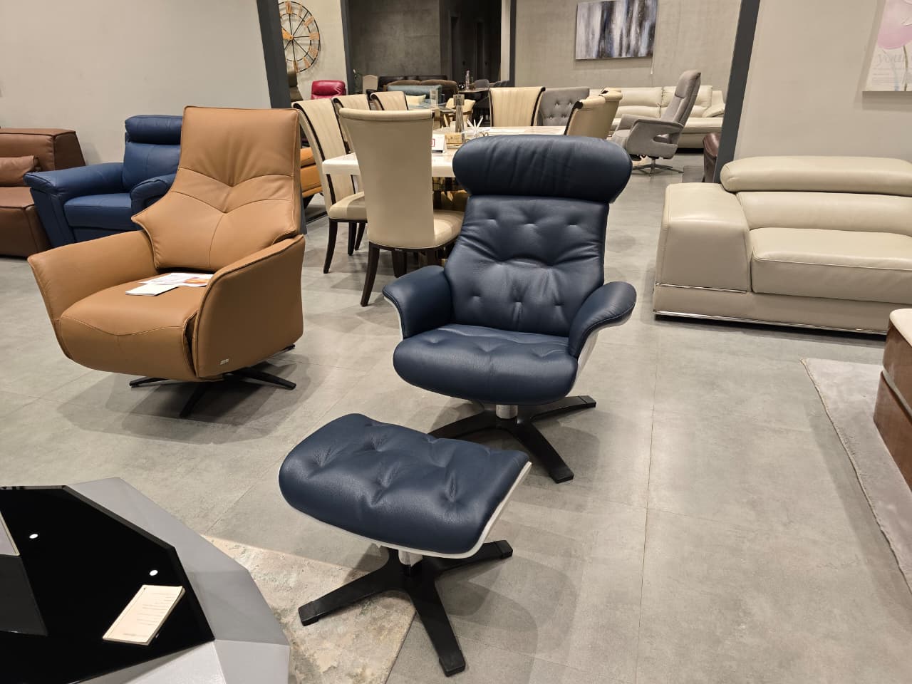 A938 - CHAIR+OTTOMAN - OUTLET