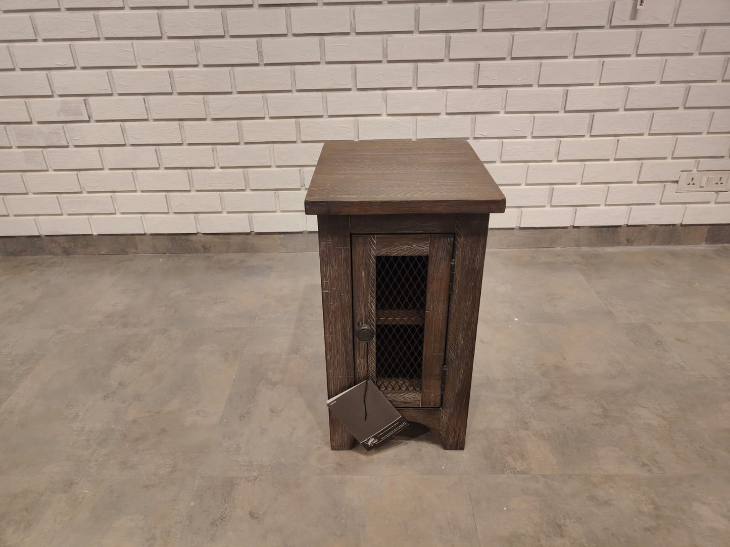 T446-7 - END TABLE - BSK