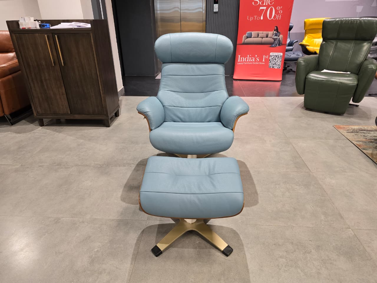 A928 - CHAIR+OTTOMAN - OUTLET
