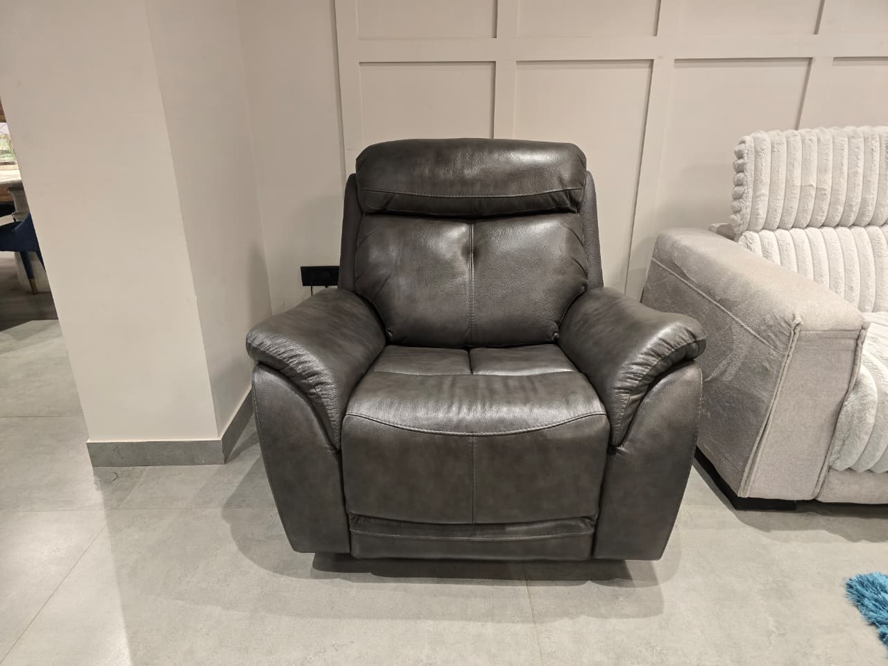 KM.167H - 1 SEATER RECLINER(ELECTRIC) - OUTLET