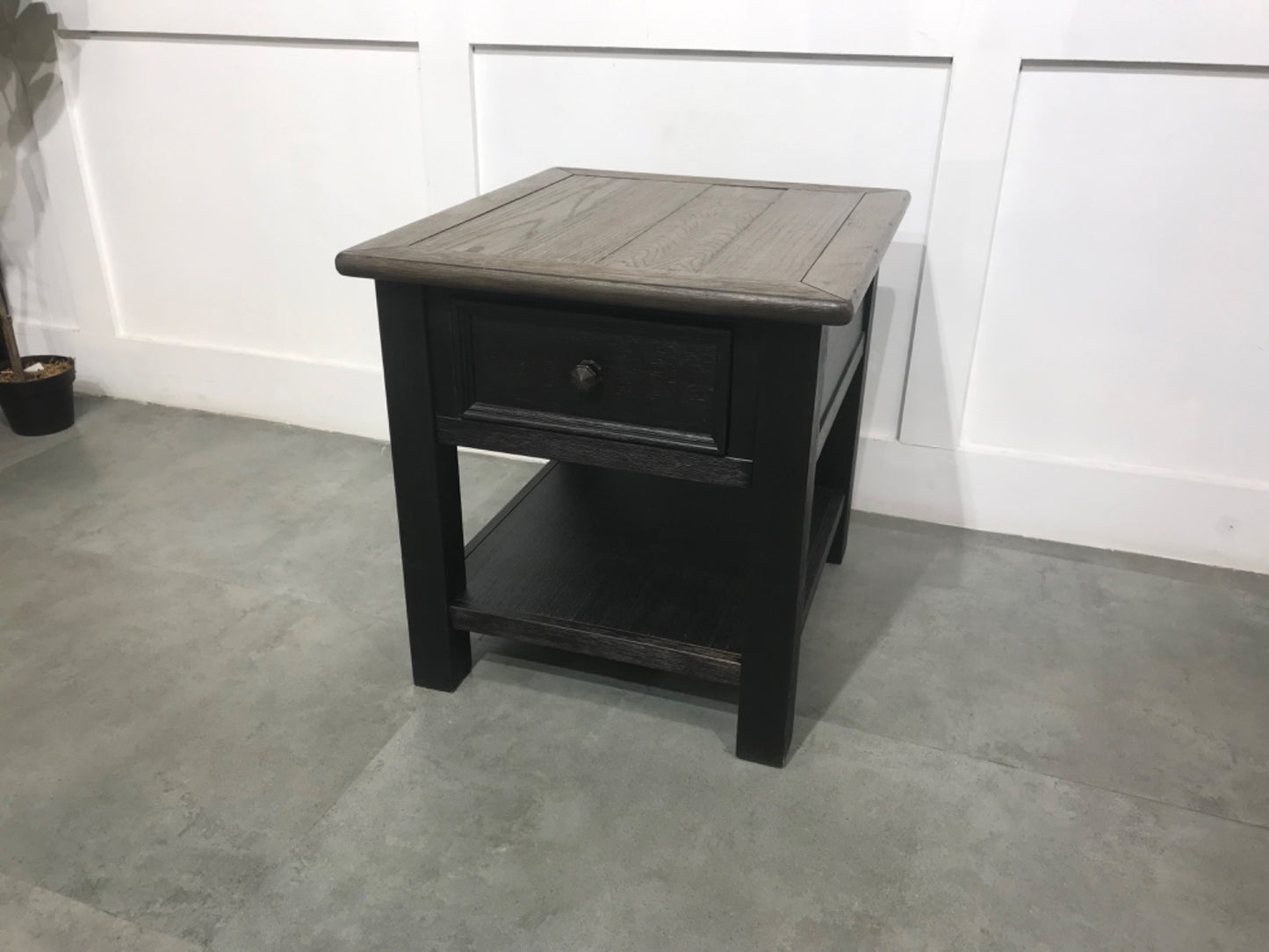 T736-3 - END TABLE - BTM