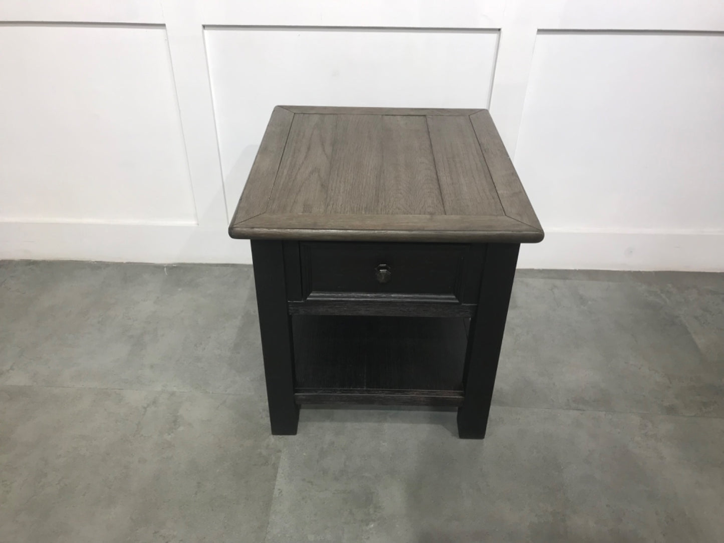 T736-3 - END TABLE - BTM