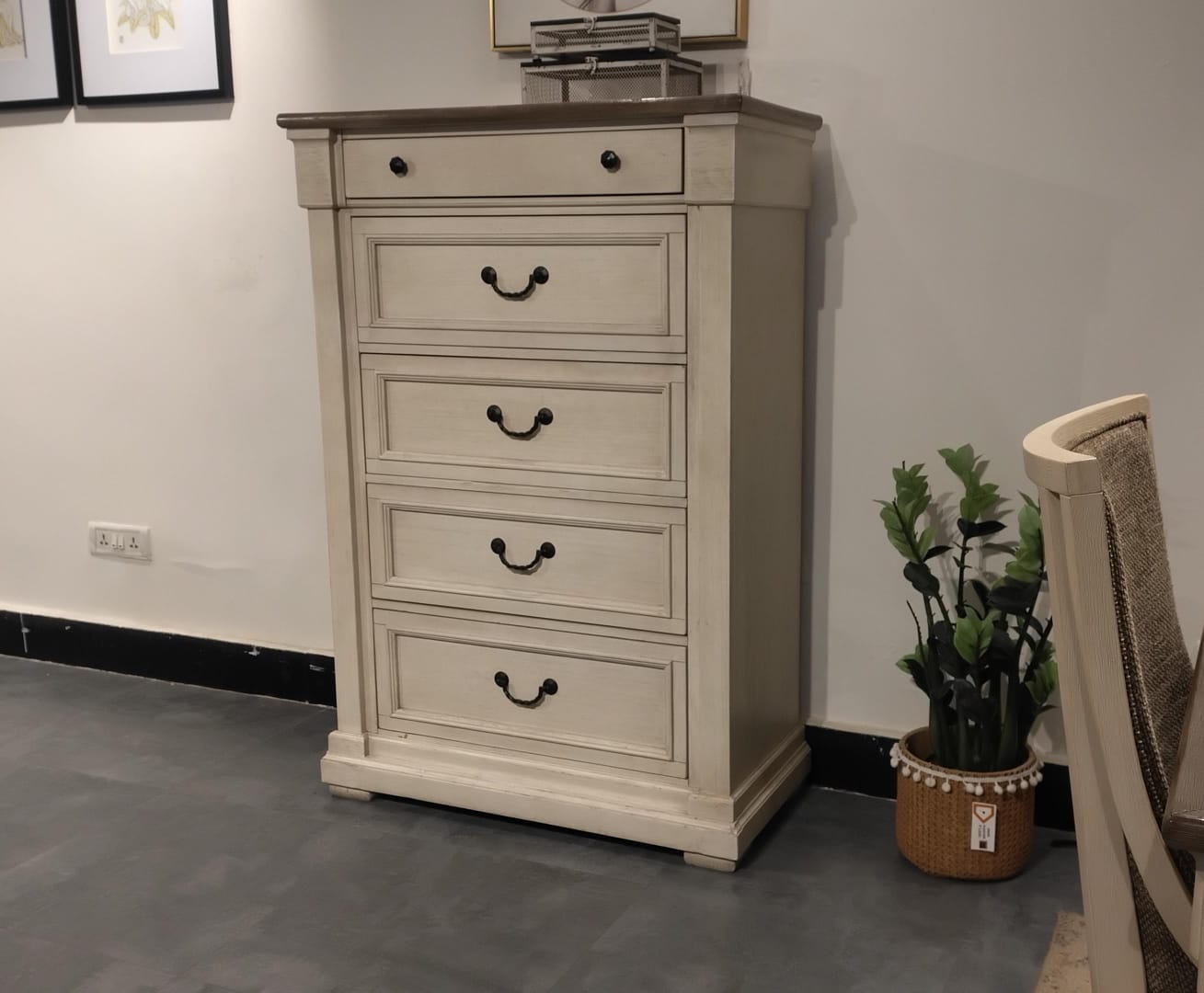 B647-146 - CHEST OF DRAWER - GB
