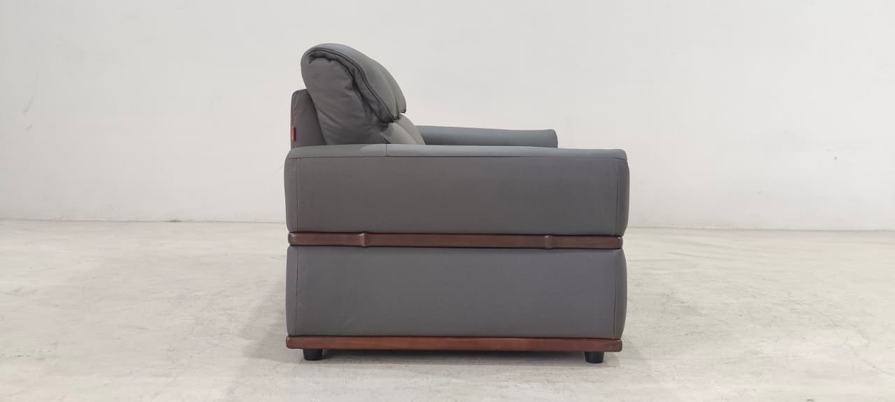 8207(3) - 3 SEATER - BLR WH