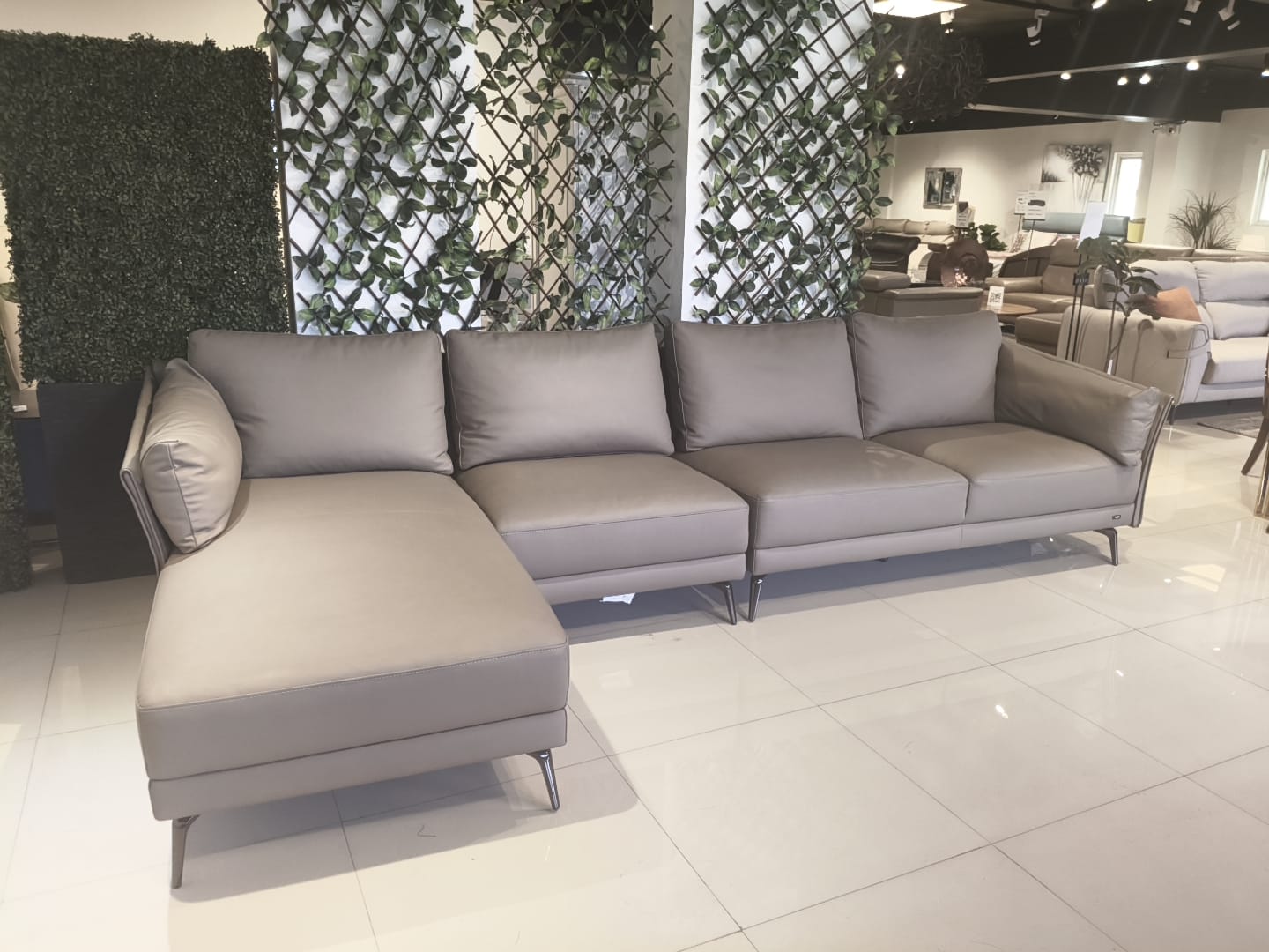 KUKA 130 - 3.5 SEATER+CHAISE - BTM