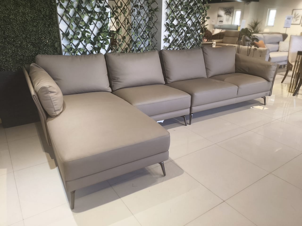 KUKA 130 - 3.5 SEATER+CHAISE - BTM