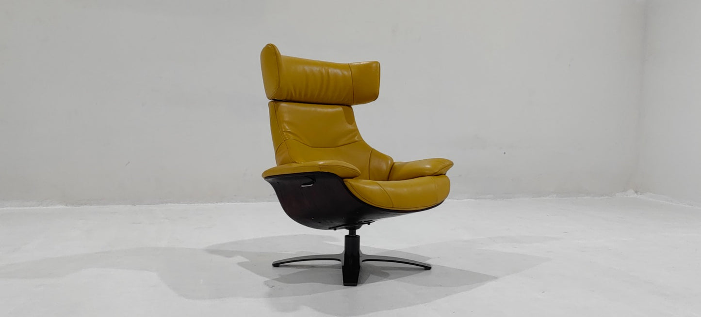 A985(7) - CHAIR+OTTOMAN - BLR WH