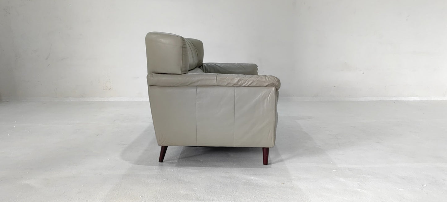 5371(2) - 3 SEATER - BLR WH