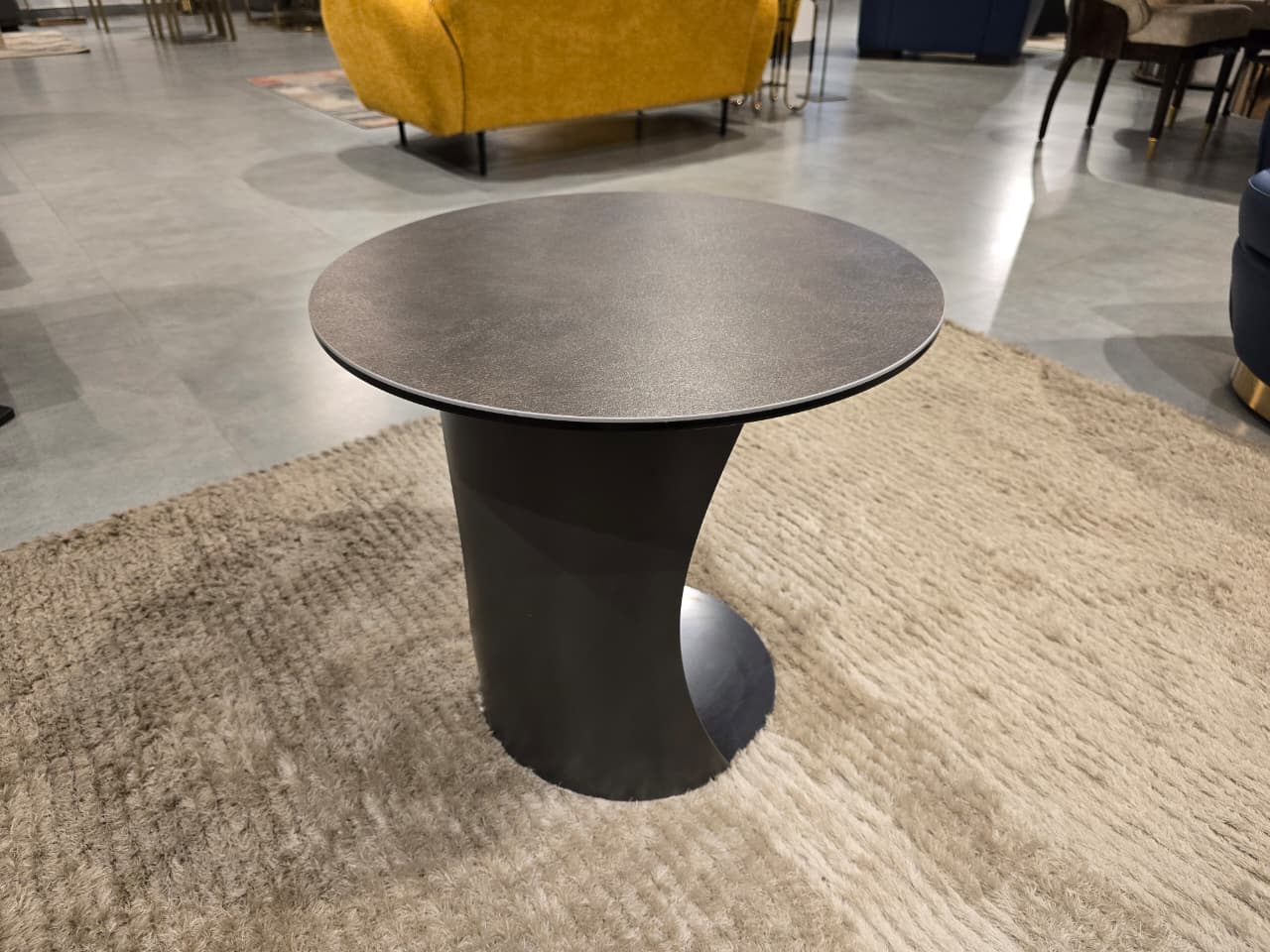 VC9504-E - END TABLE - OUTLET