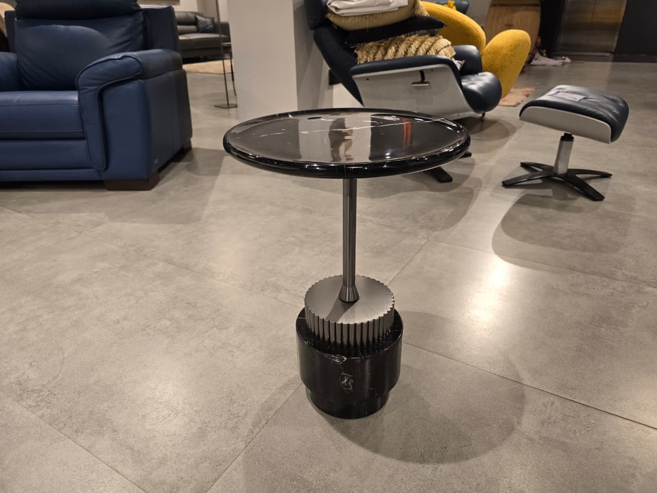 TT968 - SIDE TABLE - OUTLET