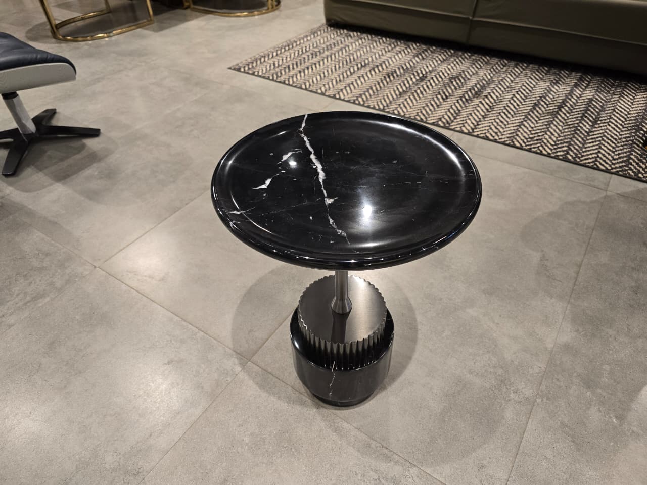 TT968 - SIDE TABLE - OUTLET