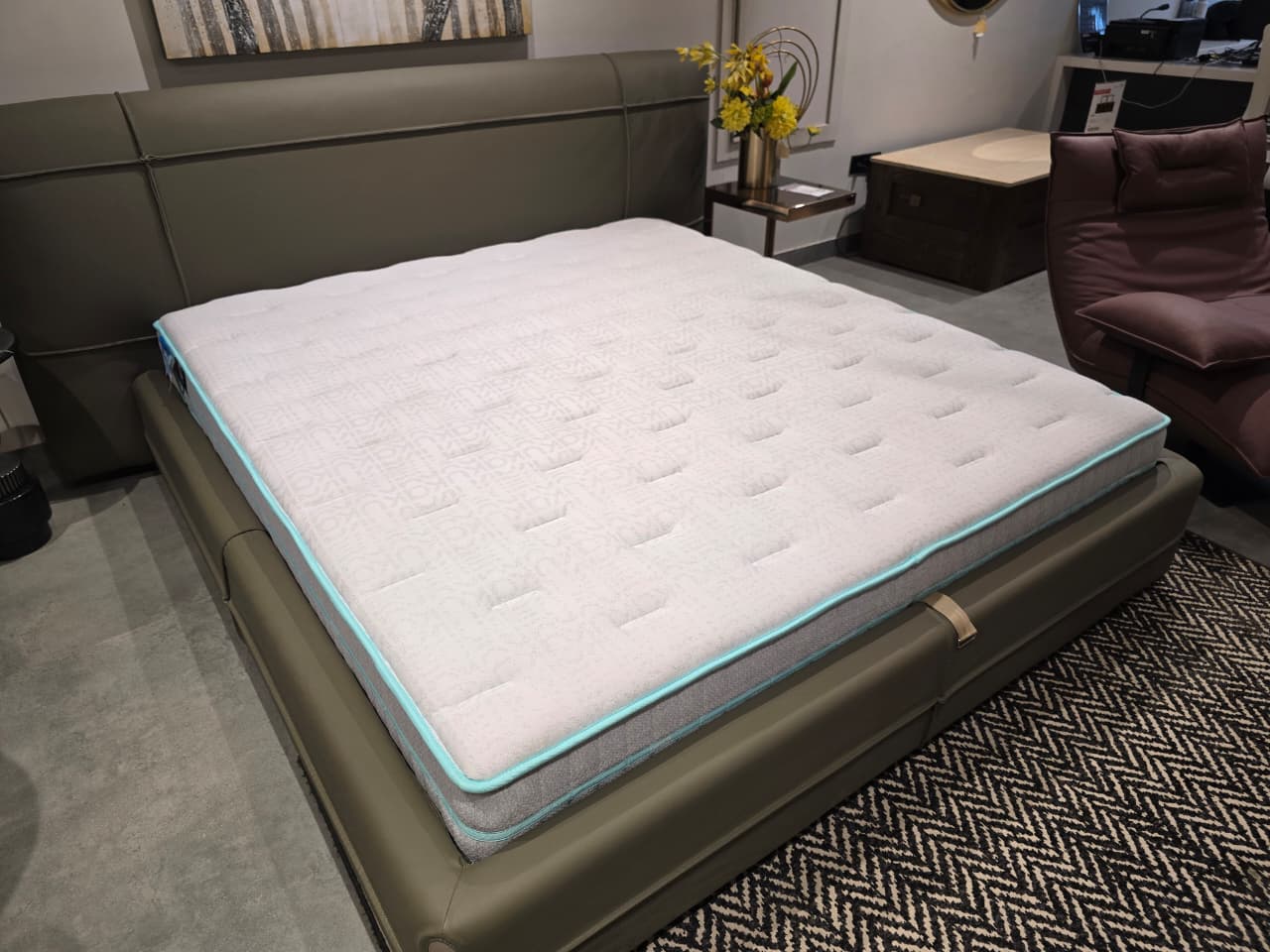 M0703 - KING MATTRESS - OUTLET