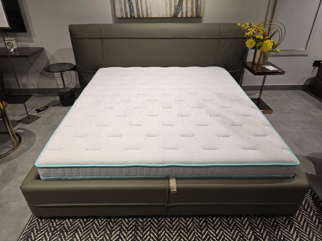 M0703 - KING MATTRESS - OUTLET