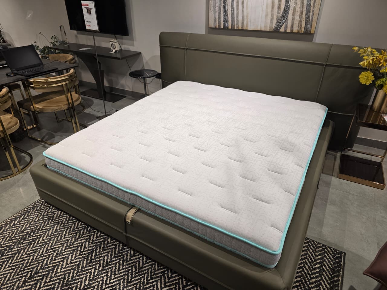 M0703 - KING MATTRESS - OUTLET