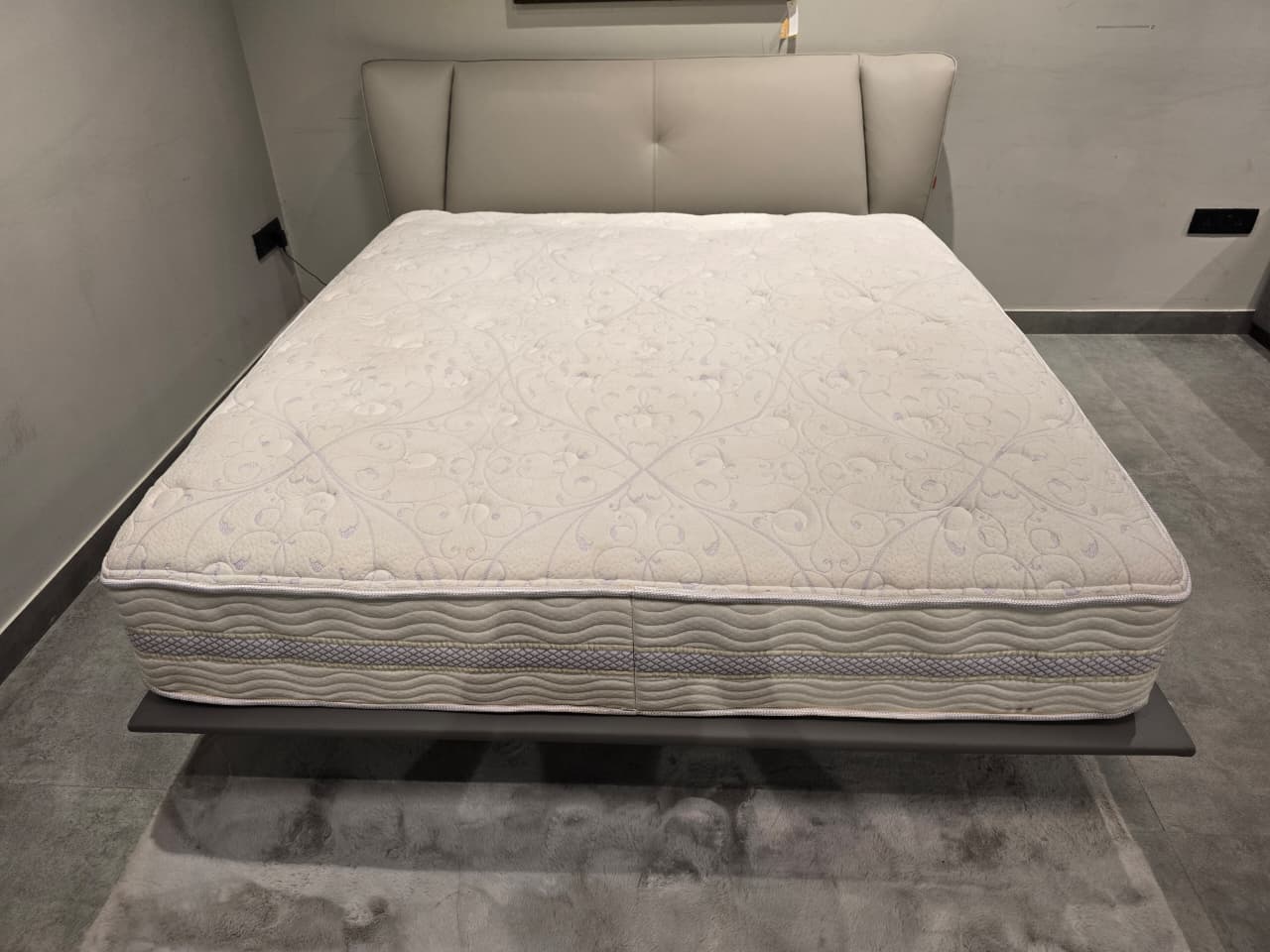 M91741W1(2) - KING MATTRESS - OUTLET