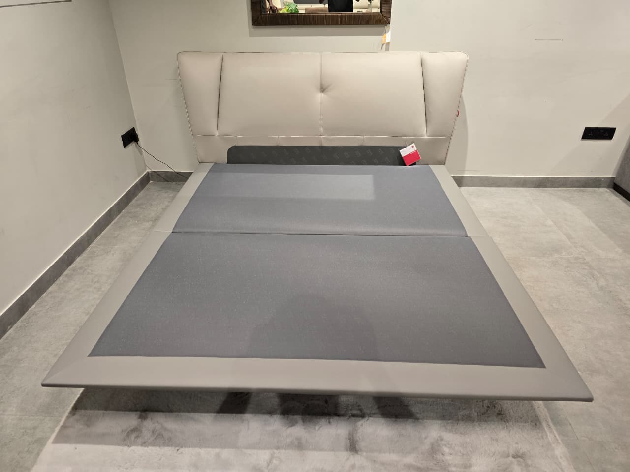B1037 - KING BED - OUTLET