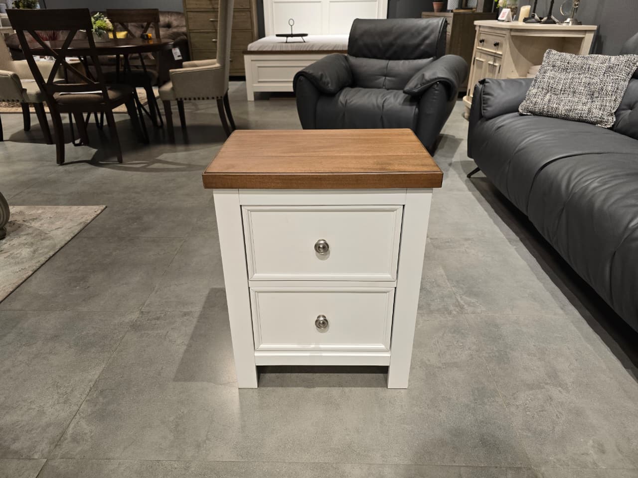 B5168-92 - NIGHTSTAND - OUTLET