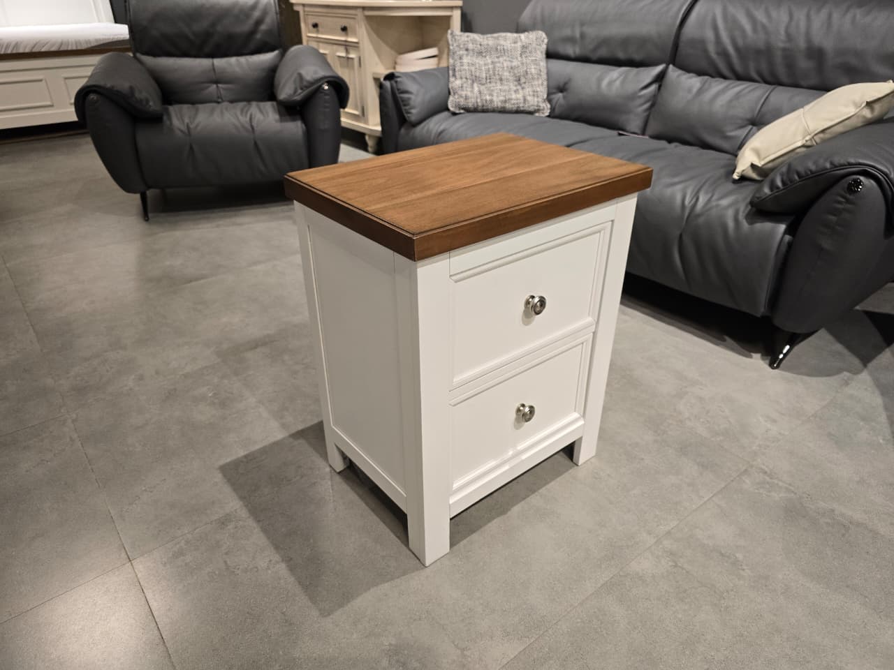 B5168-92 - NIGHTSTAND - OUTLET