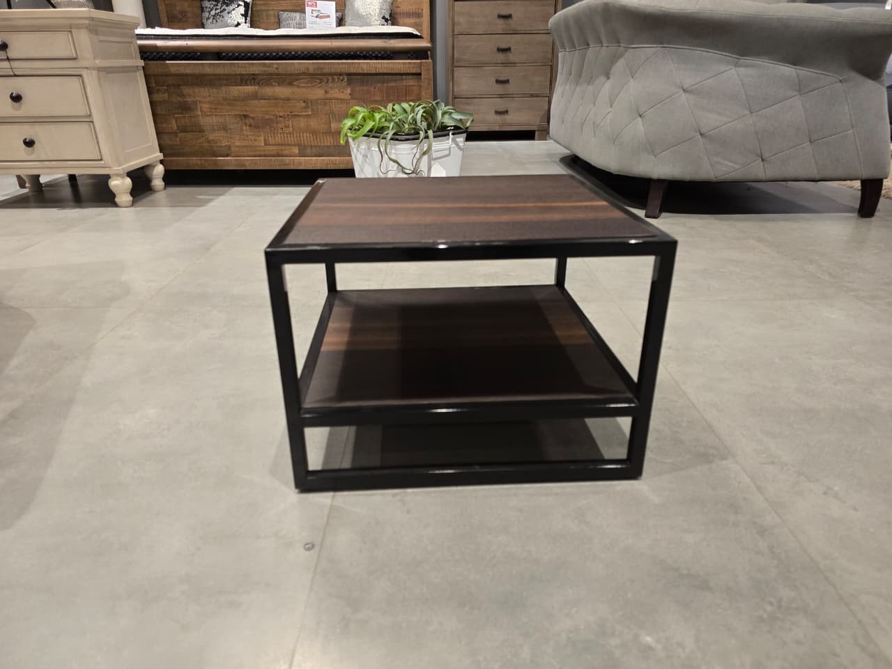 PT6116TD - BEDSIDE TABLE - OUTLET