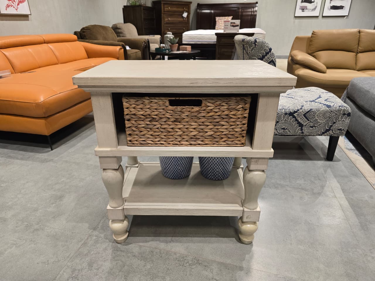 B712-91 - ONE DRAWER NIGHTSTAND - OUTLET