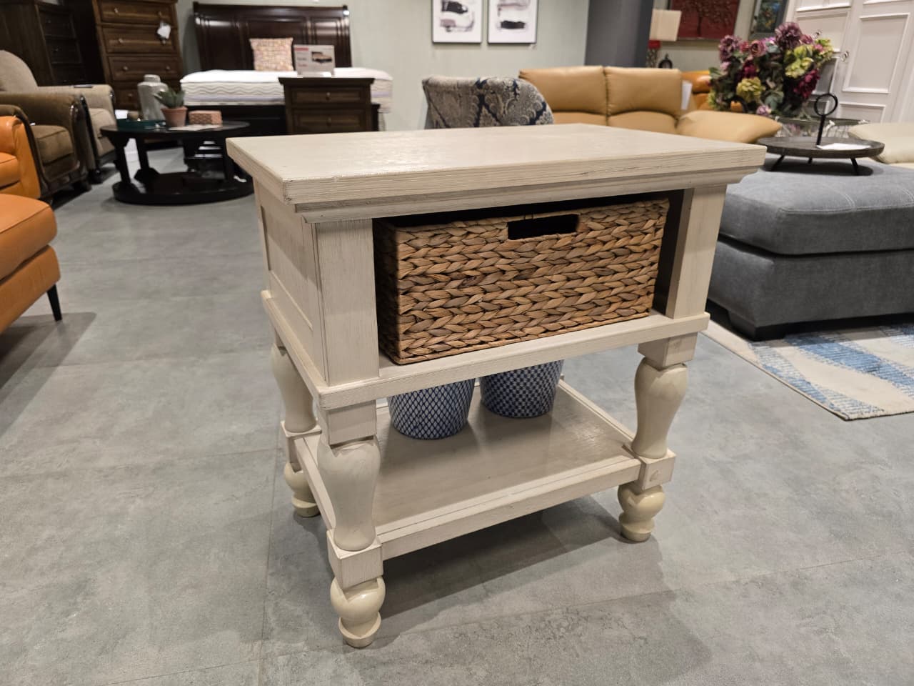B712-91 - ONE DRAWER NIGHTSTAND - OUTLET