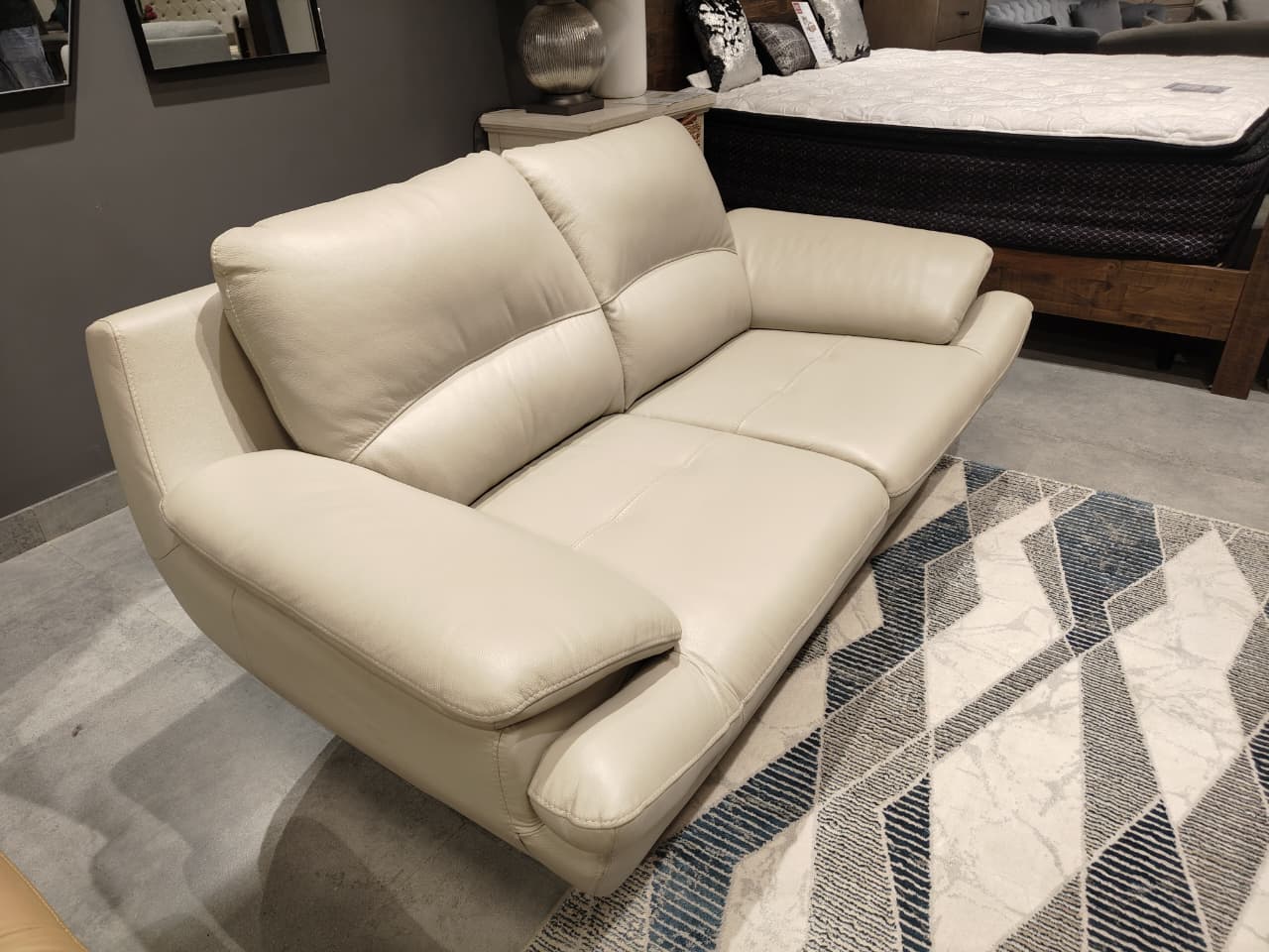 1235 - 2 SEATER - OUTLET