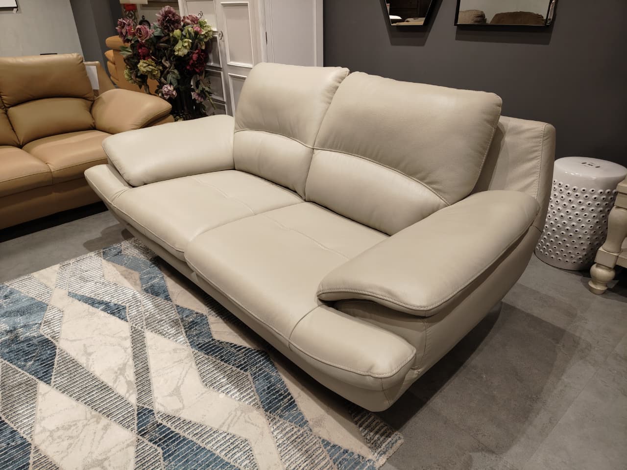 1235 - 2 SEATER - OUTLET