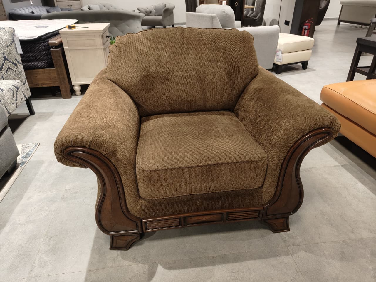 551N320 - ARM CHAIR - OUTLET