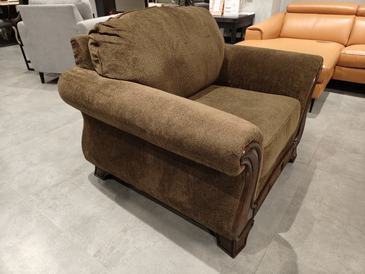 551N320 - ARM CHAIR - OUTLET